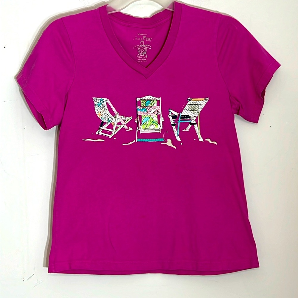 🌞 Sun Bay pink v-neck summer vibe with lawn chairs for sun bathing tee women M